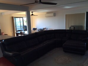 TV - newly renovated big double. 4 bed 2 bathroom home. Cape Woolamai. (Cape Woolamai)