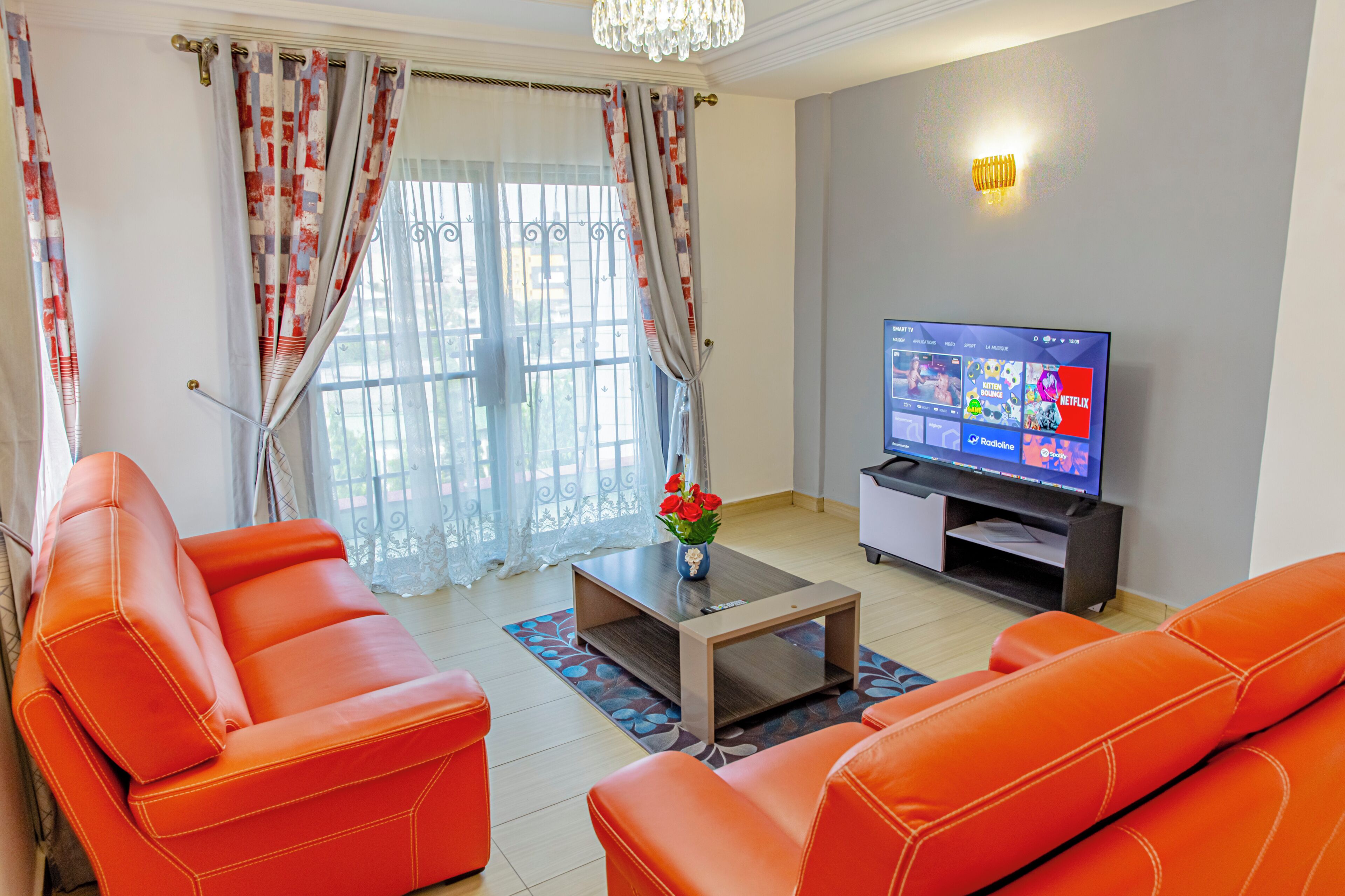 슈피리어 듀플렉스, 발코니, 시내 전망 | 거실 공간 | TV