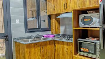 Superior appartement | Privékeuken | Een koelkast, een microgolfoven, een kookplaat