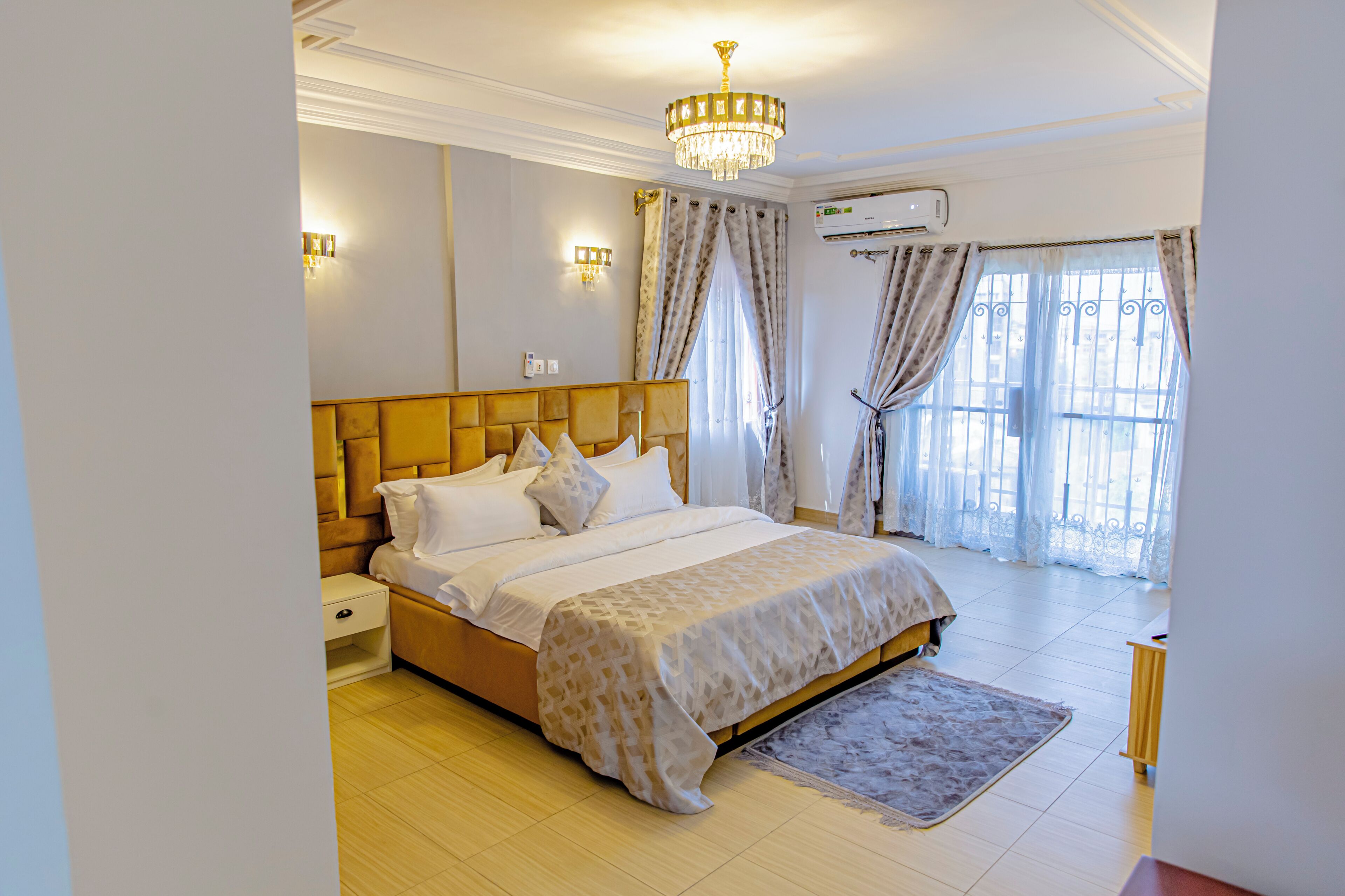 Toetasjesleilighet – superior, balkong, byutsikt | Safe på rommet, skrivebord for bærbar PC og lydisolert