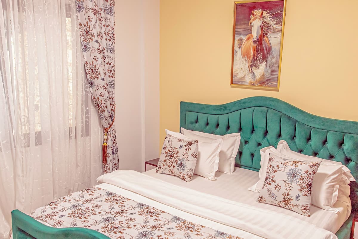 Apartamento superior | Cofres nos quartos, espaço de trabalho para notebook