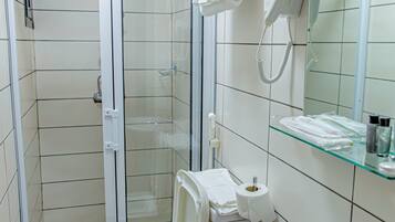 Superior-Apartment | Badezimmer | Haartrockner, BademĂ€ntel, HandtĂŒcher, Seife