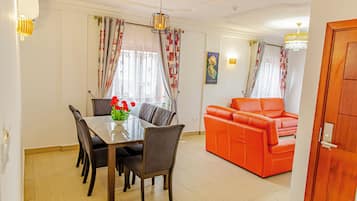 Dúplex superior, balcón, vista a la ciudad | Área de sala de estar | Televisión