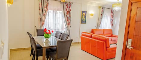 Superior-Maisonette, Balkon, Stadtblick | Wohnbereich | Fernseher