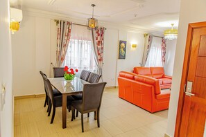 Appartement Duplex Supérieur, balcon, vue ville | Coin séjour