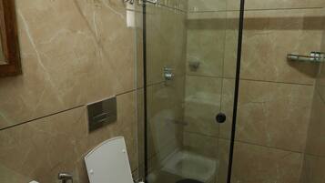 Deluxe Studio Suite, Beach View | Bathroom | Towels, soap, shampoo, toilet paper