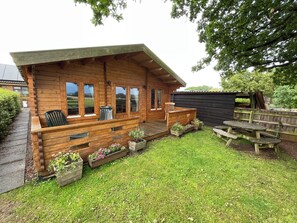 Outdoor dining - A Cosy, pet-friendly, Rural Cabin with far reaching views over the countryside (Droitwich)