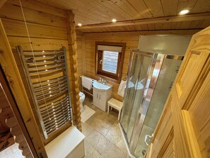 Shower, towels, soap, toilet paper - A Cosy, pet-friendly, Rural Cabin with far reaching views over the countryside (Droitwich)
