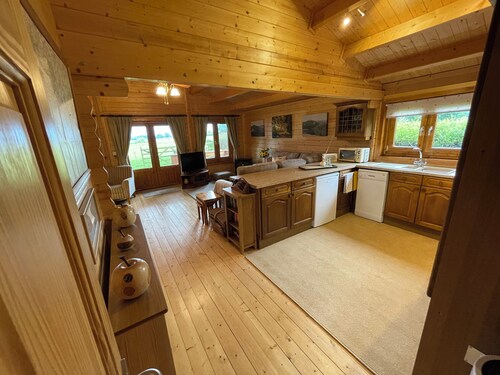 A Cosy, pet-friendly, Rural Cabin with far reaching views over the countryside