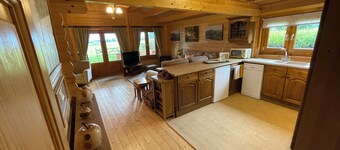 A Cosy, pet-friendly, Rural Cabin with far reaching views over the countryside