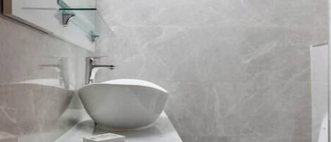 Ducha, toallas, papel higiénico