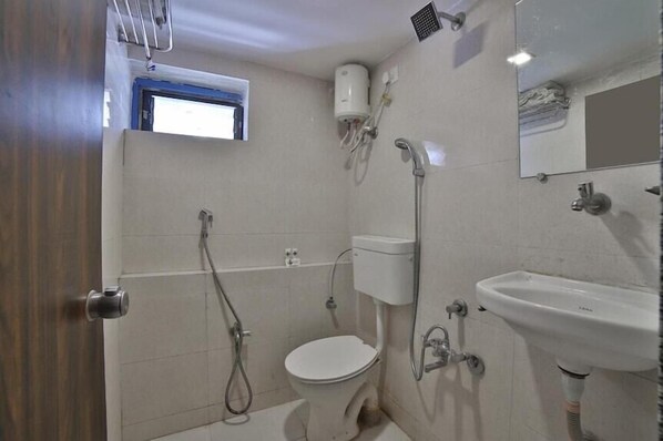 Deluxe-Doppelzimmer, Stadtblick | Badezimmer | Dusche, kostenlose Toilettenartikel, Handtücher, Seife