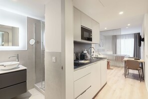 Studio | Cuisine privée | Réfrigérateur, micro-ondes, plaque de cuisson, machine à expresso