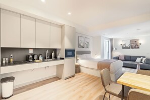 Studio, Roll-in Shower | Individually decorated, individually furnished, desk, laptop workspace