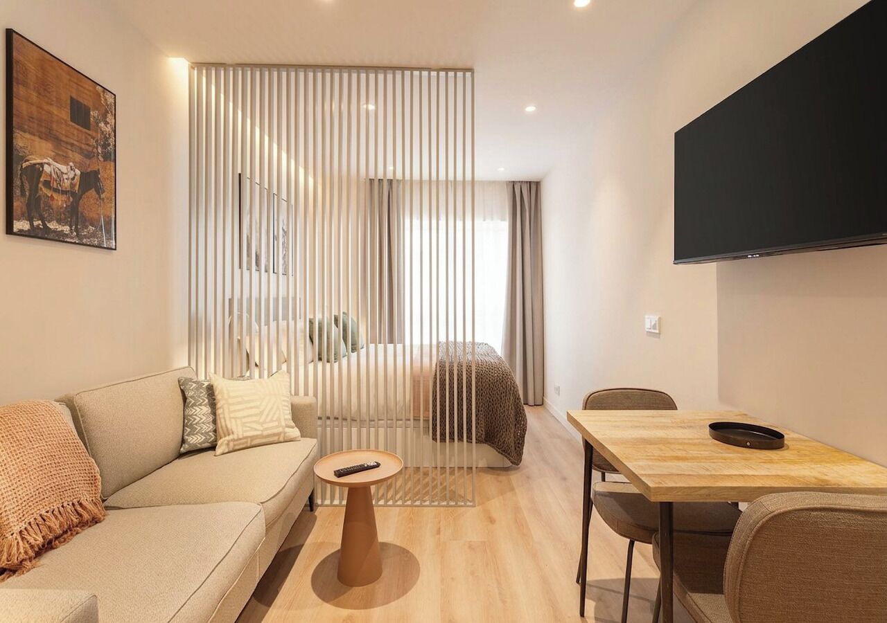 Con stile personalizzato, con arredamento individuale, una scrivania
