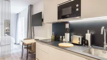 Refrigerador, microondas, placa de cocina, cafetera expreso