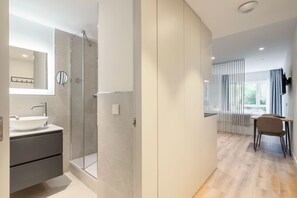 Studio Confort | Salle de bain | Articles de toilette écologiques, sÚche-cheveux, serviettes fournies