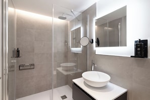 Estudio Confort, 1 cama matrimonial y sofá cama | Baño | Amenidades de baño ecológicas, secadora de cabello, toallas, jabón