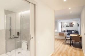 Studio, rolstoeltoegankelijke douche | Badkamer | Milieuvriendelijke toiletartikelen, een haardroger, handdoeken, zeep