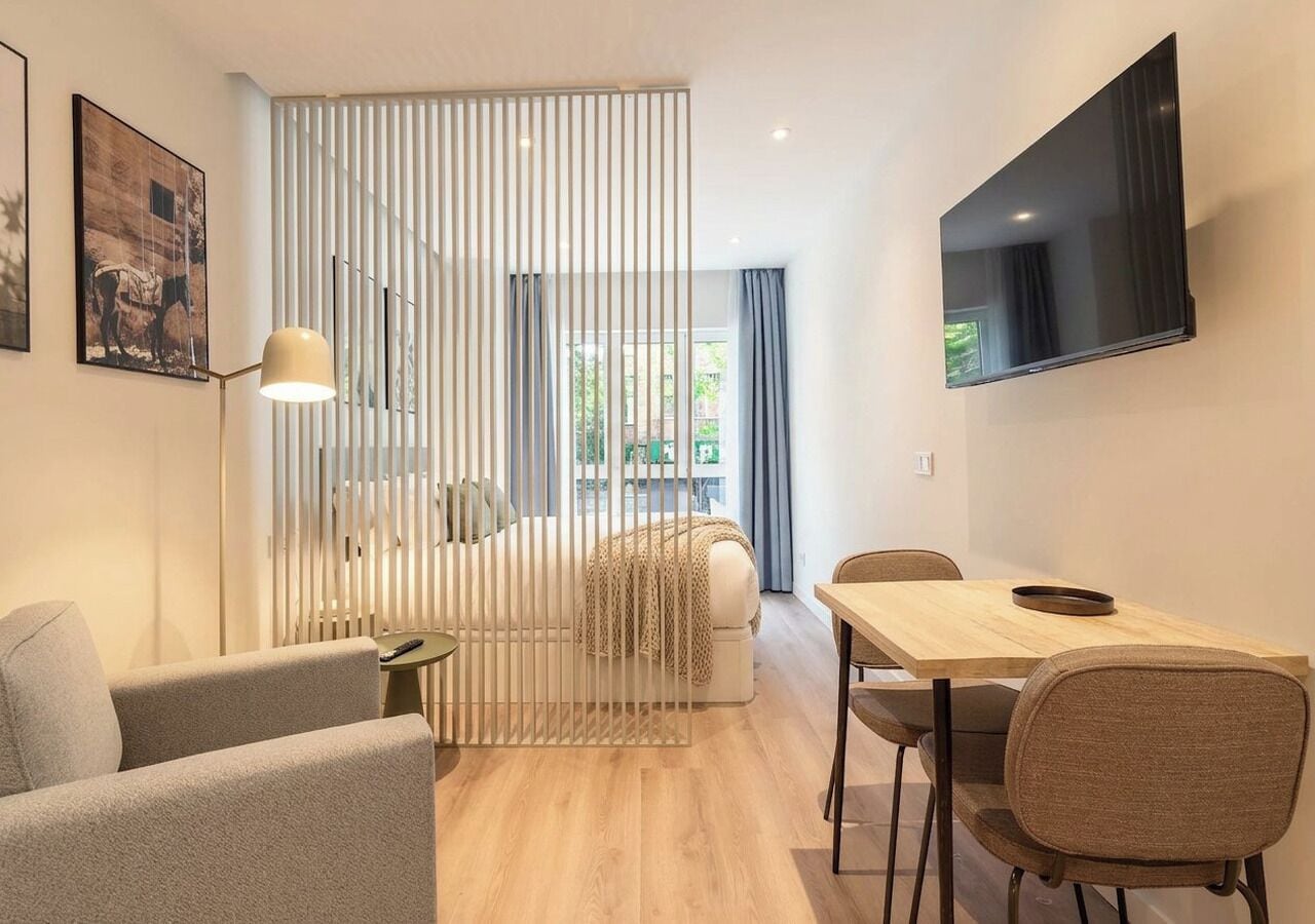 Con stile personalizzato, con arredamento individuale, una scrivania