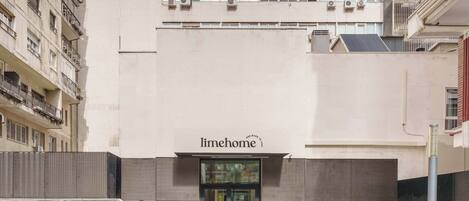 Un edificio con un letrero que dice "limehome" en la entrada.