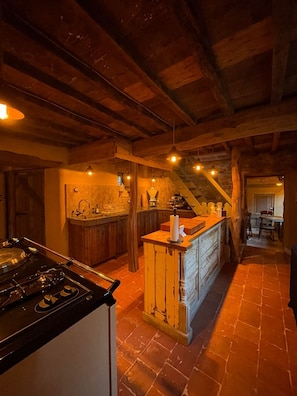Réfrigérateur, four à micro-ondes, un four, surface de cuisson