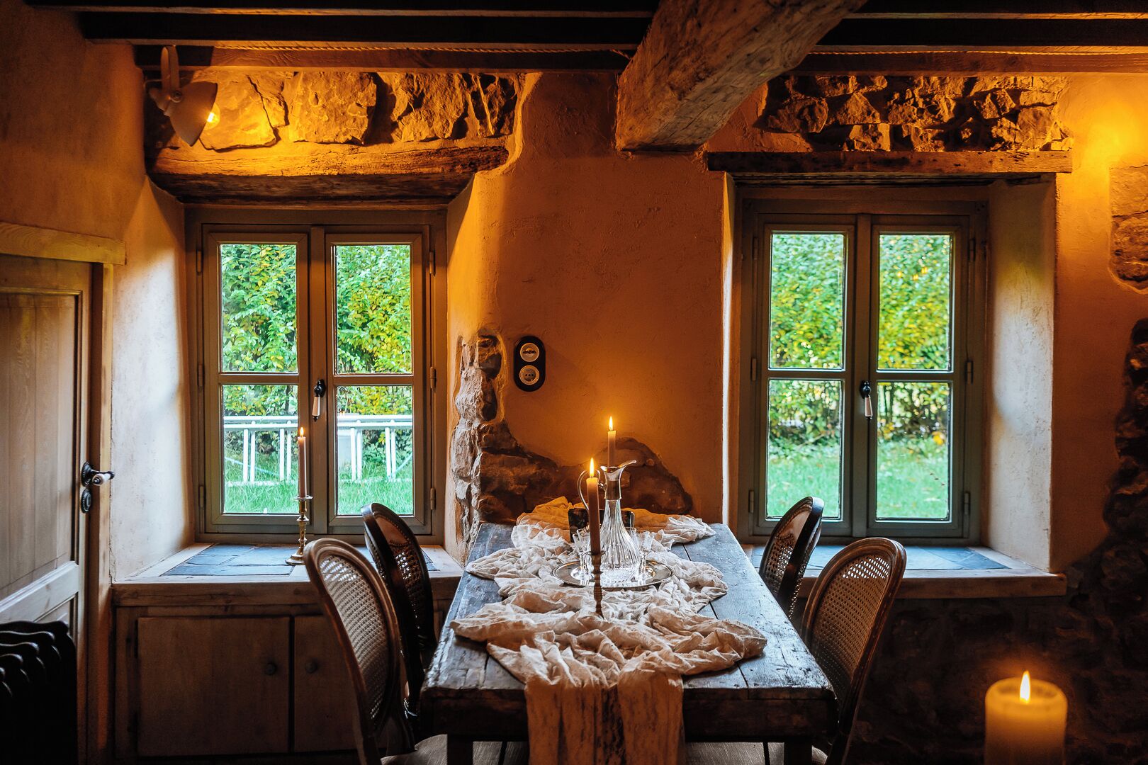 Cosy dining room in an authentic Ardennes holiday home near Durbuy, Ciney and Dinant. Perfect for family dinners and long evenings with friends.