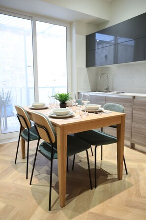 Deluxe Apartment, 2 Bedrooms, Kitchen | Private kitchen | Electric kettle, toaster - Valletta in Style (Valletta)