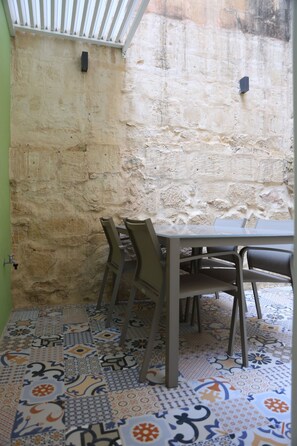 Deluxe Apartment, 2 Bedrooms, Kitchen | 2 bedrooms, free WiFi - Valletta in Style (Valletta)