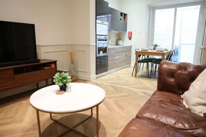 Deluxe Apartment, 2 Bedrooms, Kitchen | Living area | Flat-screen TV - Valletta in Style (Valletta)