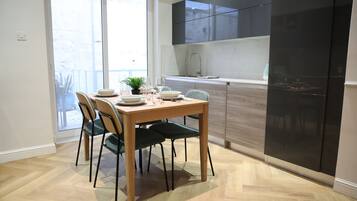 Deluxe-huoneisto, 2 makuuhuonetta, keittiö | 2 makuuhuonetta, ilmainen Wi-Fi