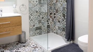 Apartemen Deluks, 2 kamar tidur, dapur | Kamar mandi