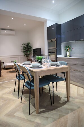 Deluxe Apartment, 2 Bedrooms, Kitchen | Living area | Flat-screen TV - Valletta in Style (Valletta)