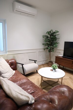 Deluxe Apartment, 2 Bedrooms, Kitchen | Living area | Flat-screen TV - Valletta in Style (Valletta)