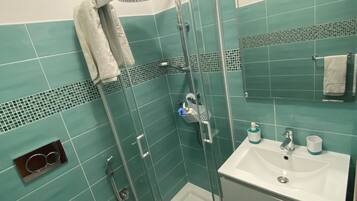 Doccia, asciugacapelli, bidet, asciugamani