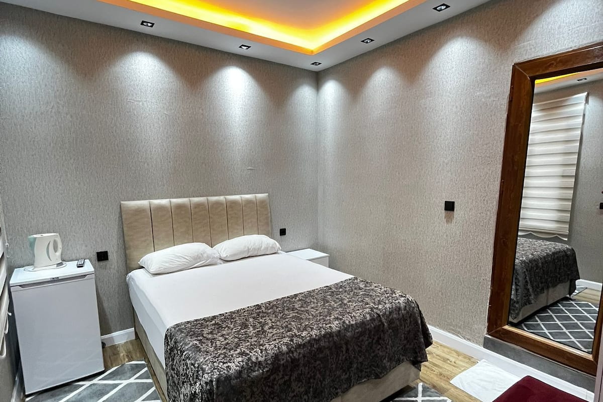 コンフォート スタジオ | デスク、遮光カーテン、WiFi (無料)、車椅子でアクセスできる設備