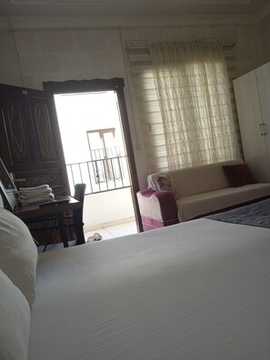 คอมฟอร์ทสตูดิโอ | โต๊ะทำงาน, ผ้าม่านกันแสง, Wi-Fi ฟรี, ทางสำหรับรถเข็น