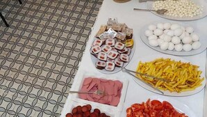 Une table de buffet garnie de divers plats et d’ustensiles.