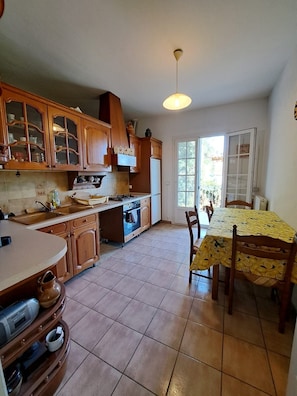 Réfrigérateur, four à micro-ondes, un four, surface de cuisson