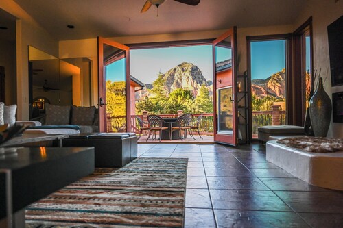 Best view&location in Sedona! 5 bed/3.5ba, HUGE pool & hot tub 1 min to downtown