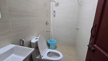Apartemen Comfort, pemandangan kota | Kamar mandi | Perlengkapan mandi gratis, handuk, sabun, dan sampo