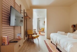 9 Schlafzimmer, Zimmersafe, Bügeleisen/Bügelbrett, Reisekinderbett