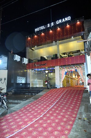 Interior entrance - Hotel SS Grand & Multicuisine Restaurant (Chunar)