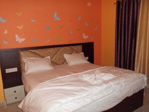 Deluxe Double Room | Soundproofing, free WiFi - Hotel SS Grand & Multicuisine Restaurant (Chunar)