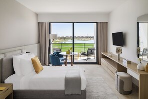 Suite Premier, vista campo da golf | Minibar, una cassaforte in camera, tende oscuranti, ferro/asse da stiro