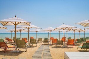 Playa privada, traslado desde/hacia la playa gratis, bar en la playa