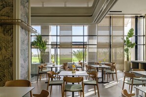 Colazione continentale, servita tutte le mattine (15 USD a persona)