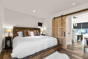 2 Schlafzimmer, Schreibtisch, Bügeleisen/Bügelbrett, Reisekinderbett