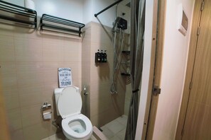 Chuveiro, secador de cabelo, bidê, toalhas de banho