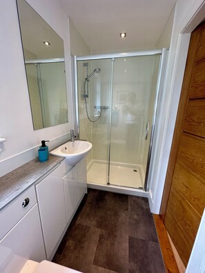 Dusche, Haartrockner, Handtücher, Toilettenpapier